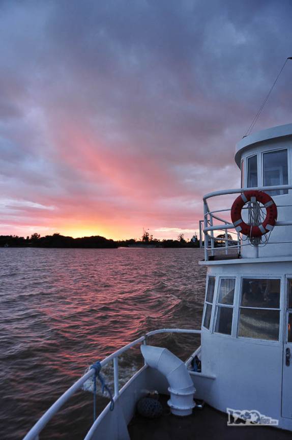 No fim da tarde, apesar das nuvens, fomos premiados com um belíssimo pôr-do-sol nas águas do lago Guaíba, em Porto Alegre, a capital do Rio Grande do Sul